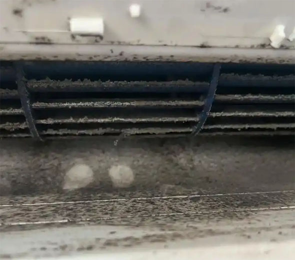 贵池空调吹的风有股烧焦味是怎么回事